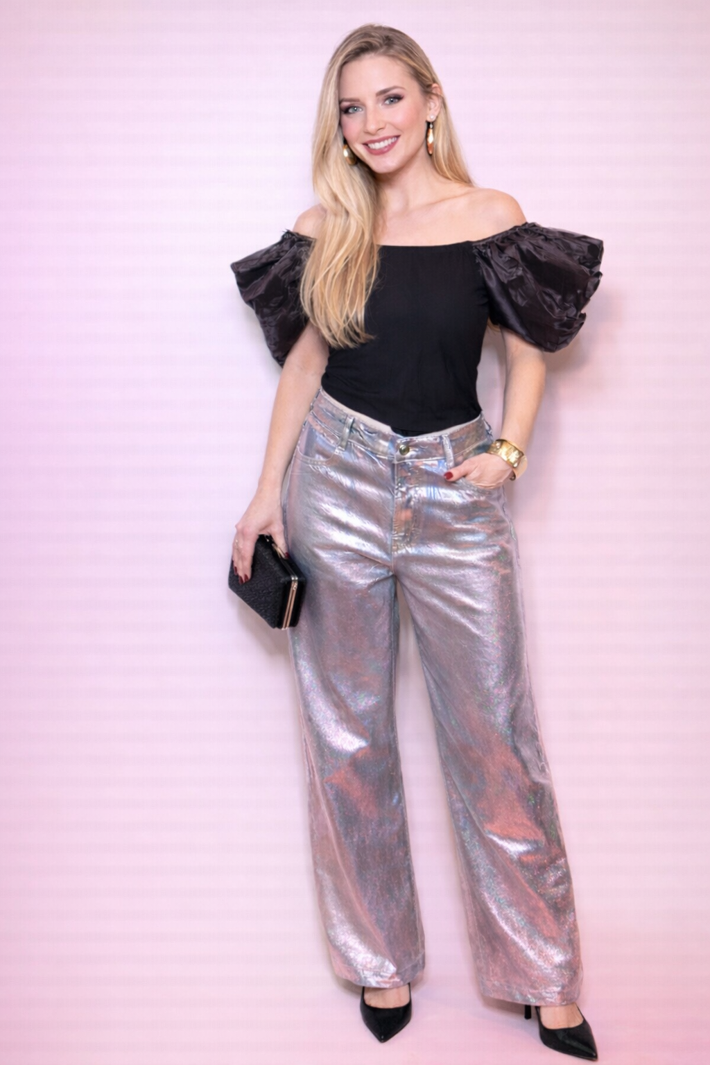 Calça pantalona metalizada com brilho e modelagem ampla.