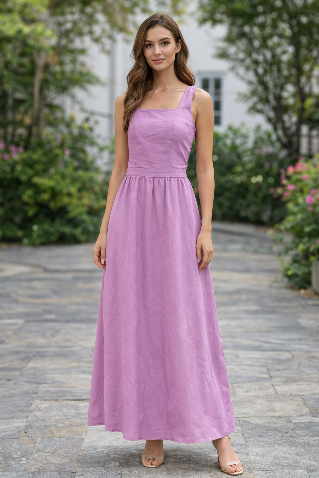 Vestido longo com alças largas e modelagem fluida.
