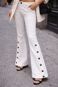 Calça Flare Branca Cintura Baixa com Botões Laterais
