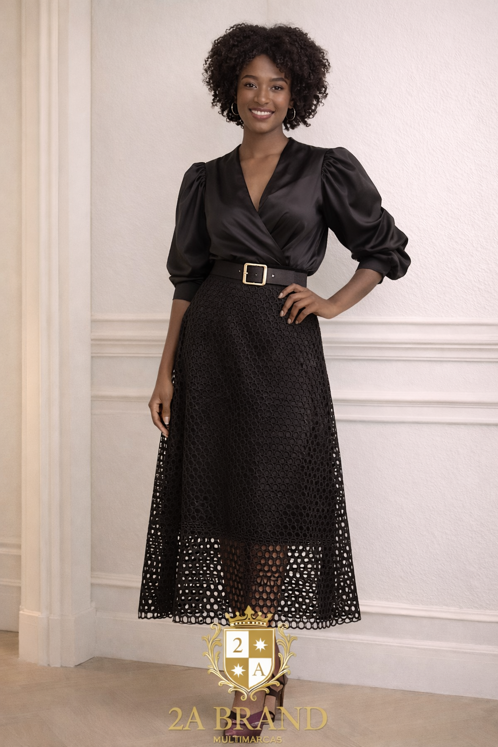 Saia Midi em Renda Preta com Barra Vazado