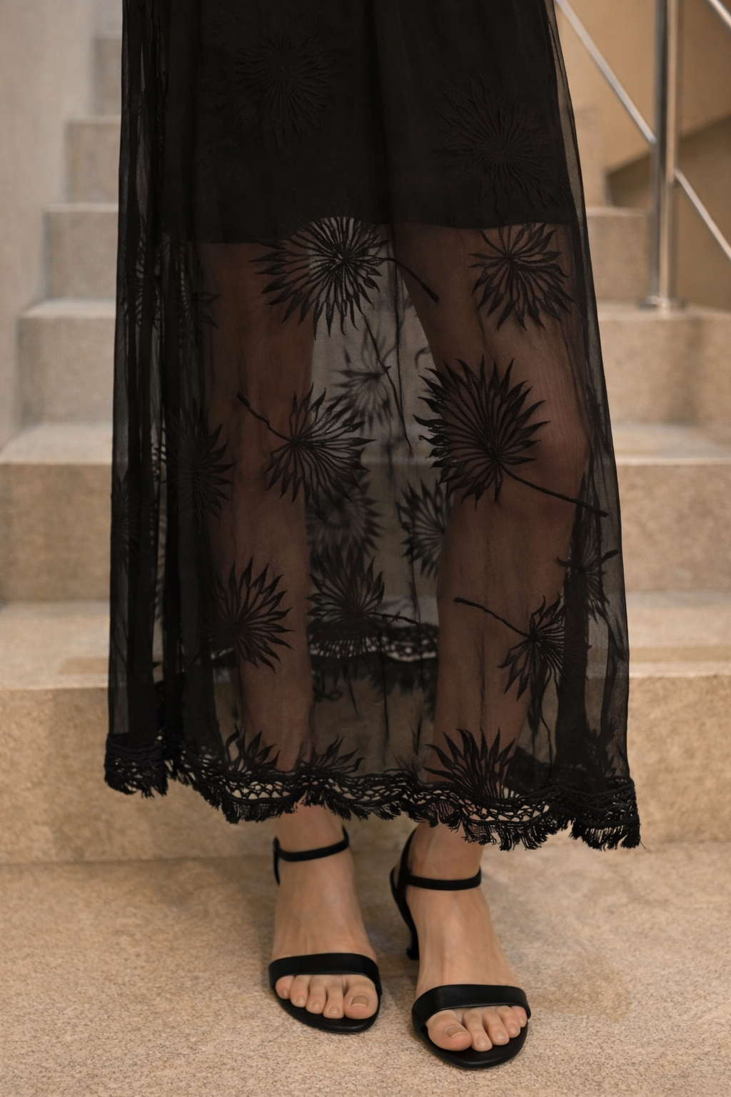 Vestido Longo Preto com Decote V Bordado e Manga Transparente