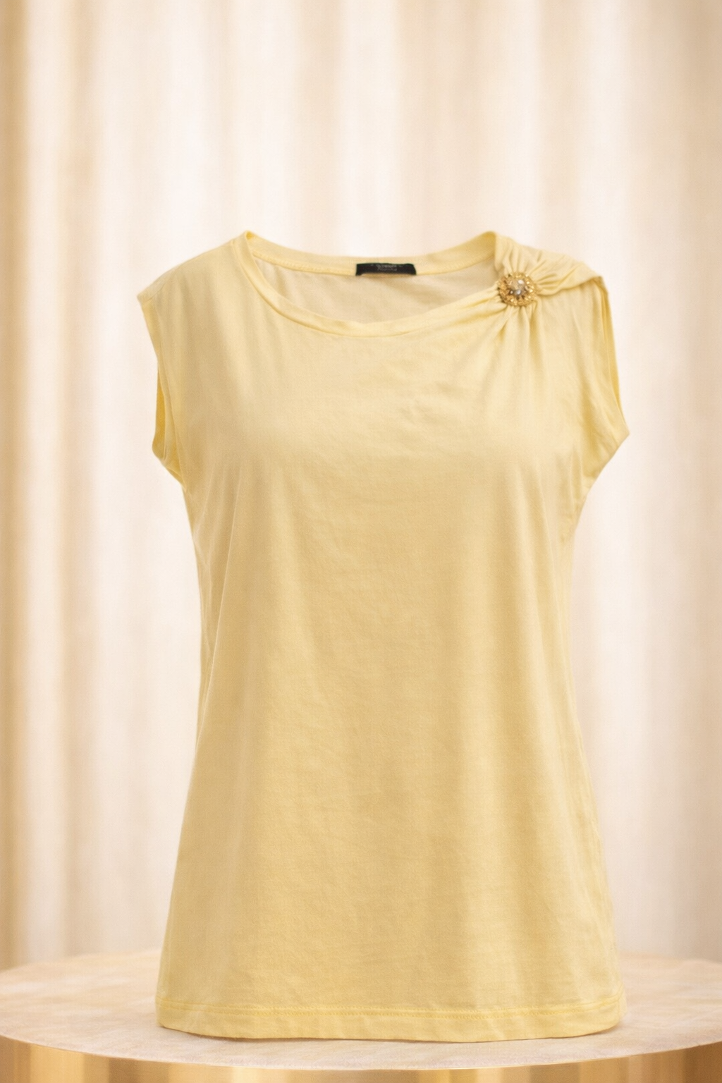 Blusa Feminina Amarela com Aplicação Dourada no Ombro