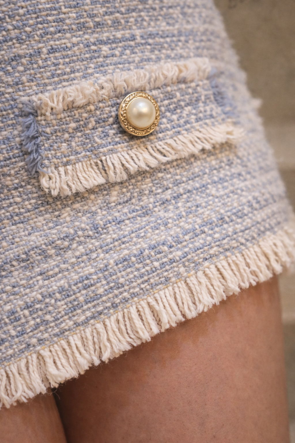 Saia Tweed Curta com Franjas e Botões Perolados