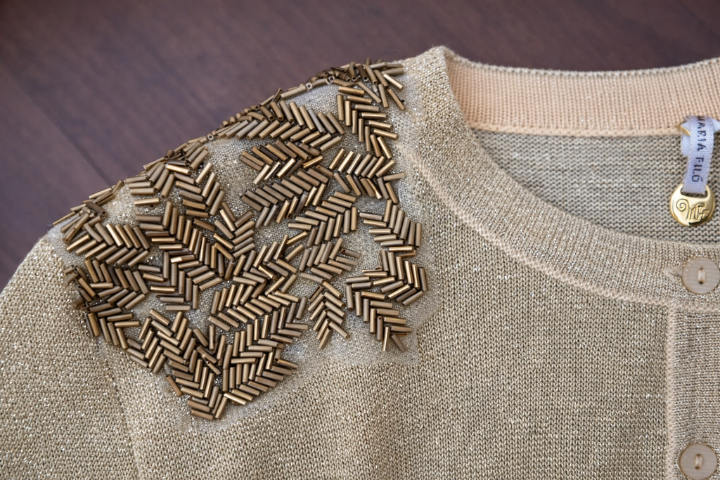 Cardigan Dourado em Tricot com Aplicações Bordadas