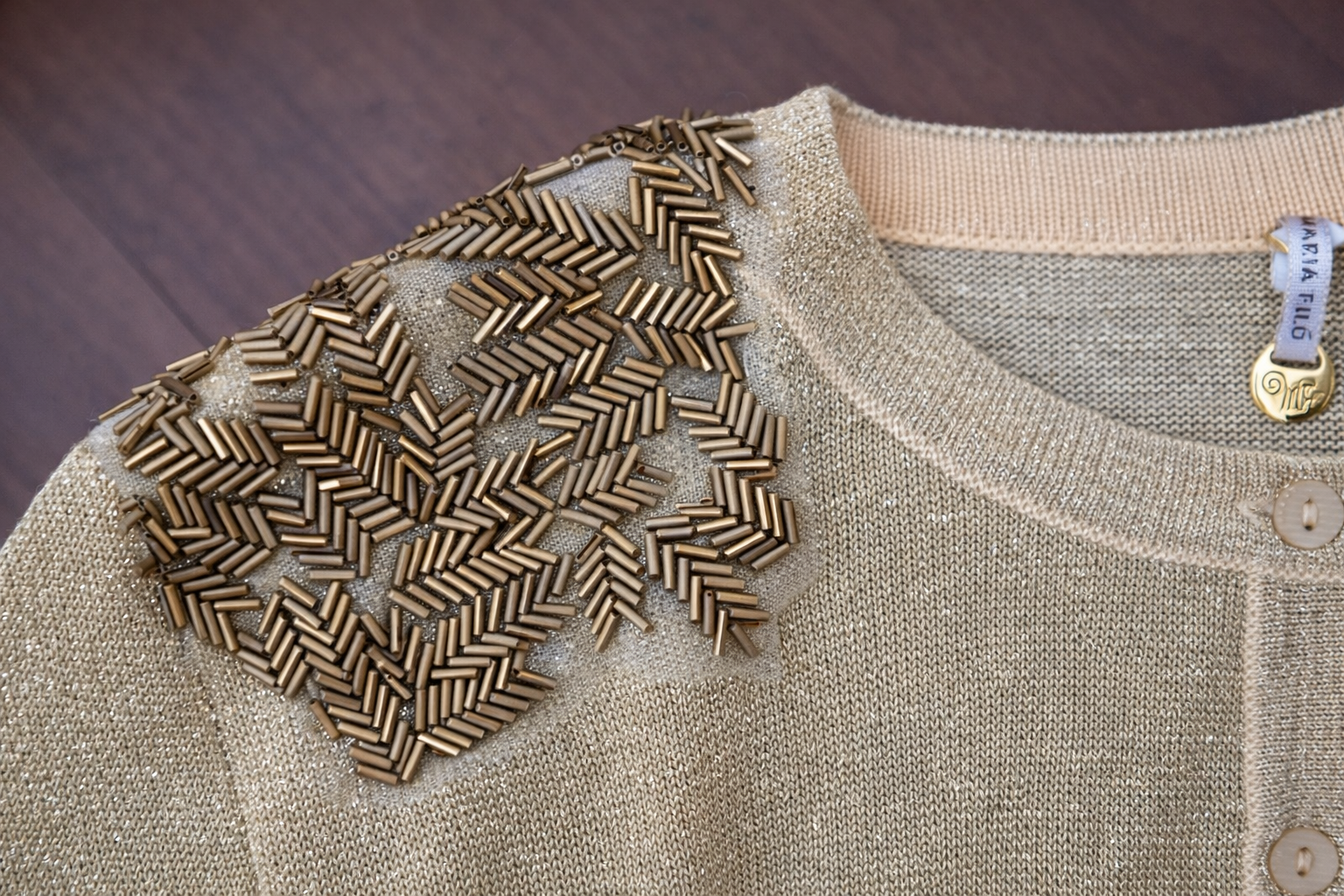 Cardigan Dourado em Tricot com Aplicações Bordadas