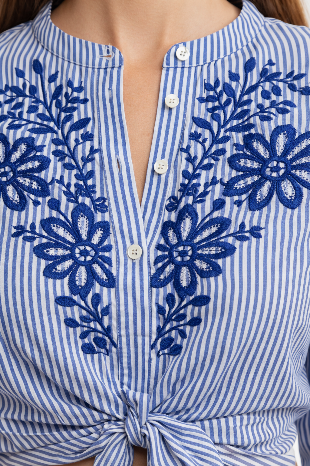 Blusa Listrada com Bordado Azul e Amarração Frontal